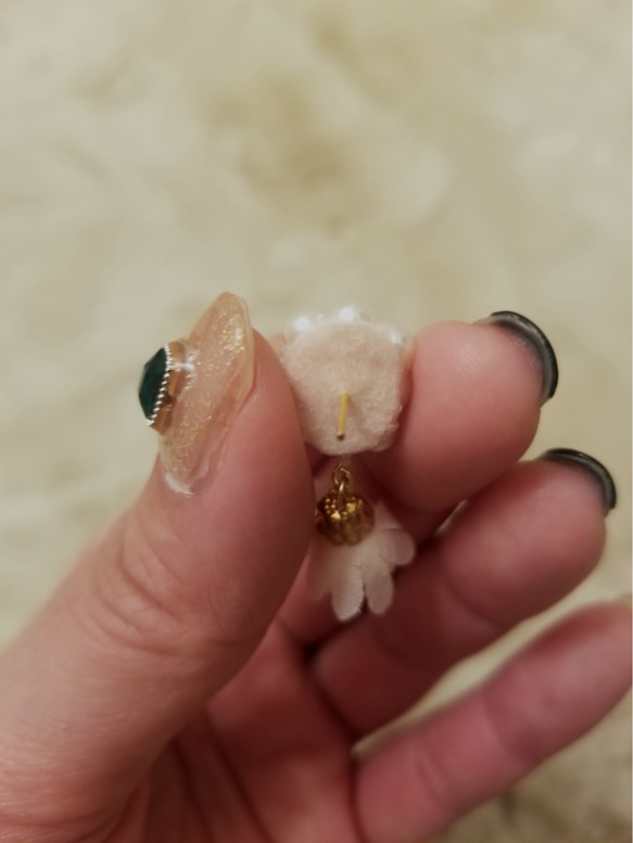 ふんわりお花のピアス 4枚目の画像