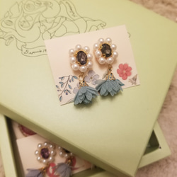 ふんわりお花のピアス 1枚目の画像