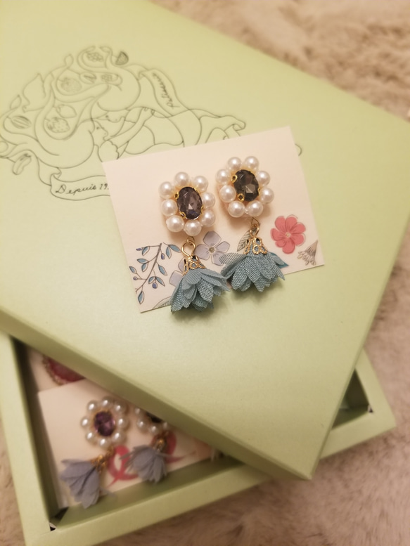 ふんわりお花のピアス 1枚目の画像