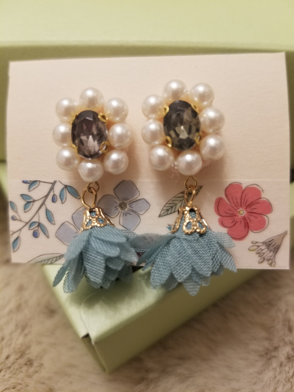 ふんわりお花のピアス 2枚目の画像