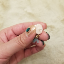 ふんわりお花のピアス 3枚目の画像