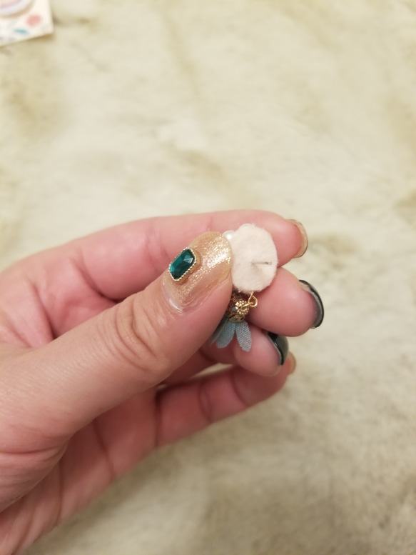 ふんわりお花のピアス 3枚目の画像