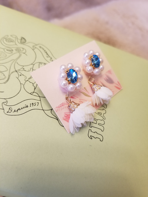 ふんわりお花のピアス 1枚目の画像
