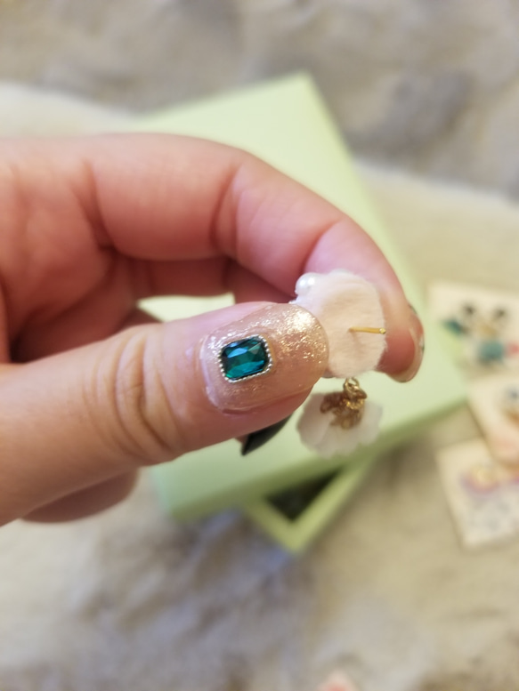 ふんわりお花のピアス 3枚目の画像