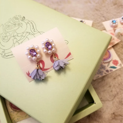 ふんわりお花のピアス 1枚目の画像