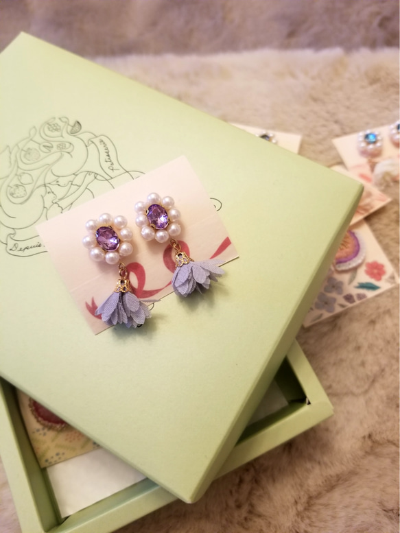 ふんわりお花のピアス 1枚目の画像