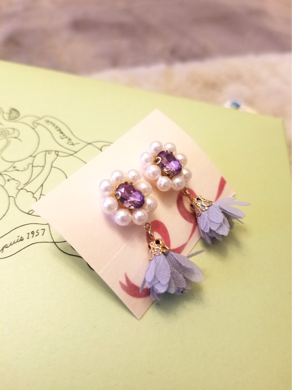ふんわりお花のピアス 2枚目の画像