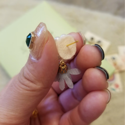 ふんわりお花のピアス 3枚目の画像