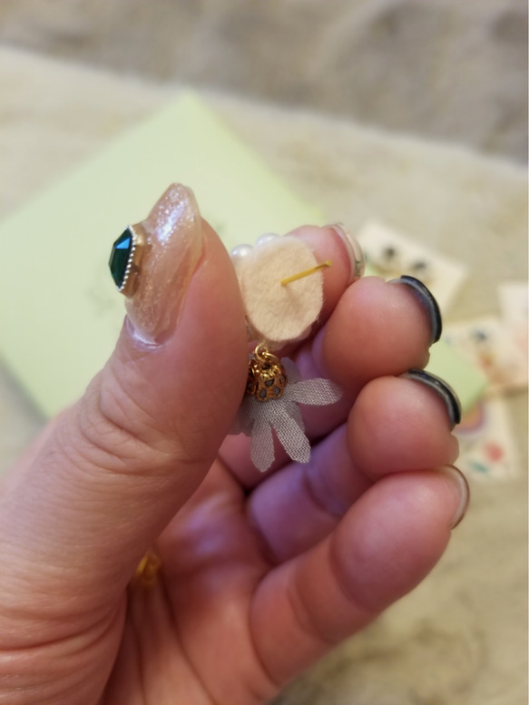 ふんわりお花のピアス 3枚目の画像