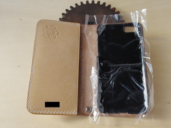 まんたろう様専用　iPhone7/iphone8用本型スマホケース・ハイビスカス 3枚目の画像