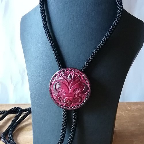 レザー・ループタイ・ユリ型 ディープレッド ネックレス・ペンダント  