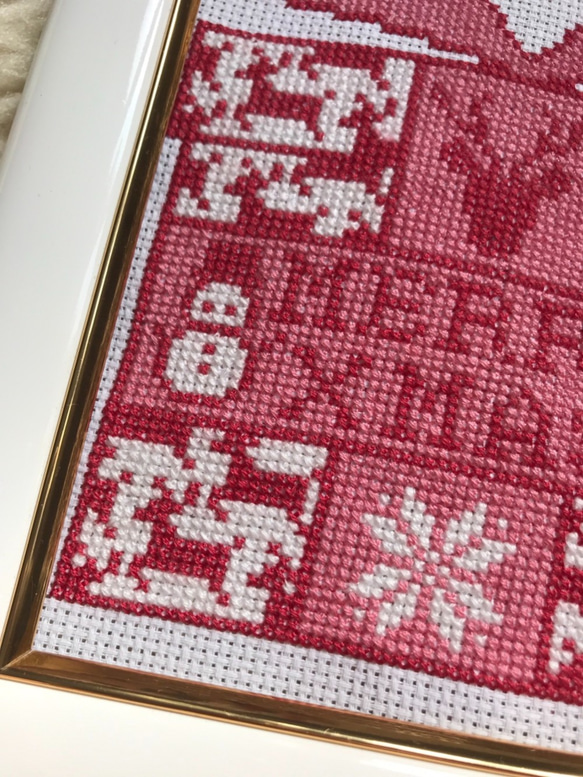 十字繡套件「充滿聖誕節氣息的有趣禮物」這是一款十字繡刺繡套件，包括線和織物設計。 第9張的照片