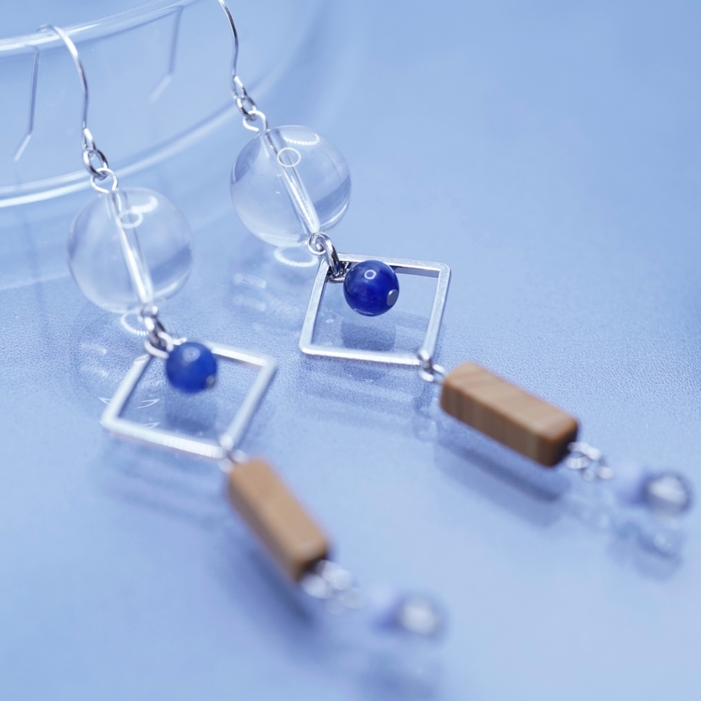 □ ゆらゆらクォーツのイヤリング □（イヤリングに変更可）