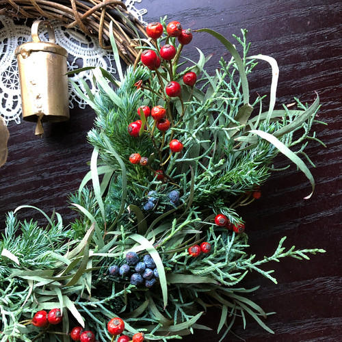 アイアンベルが鳴る　冬の実物を紡いだハーフ型　クリスマス　リース　ドライフラワー アイアンベルが鳴る 冬の実物を紡いだハーフ型 クリスマスリース