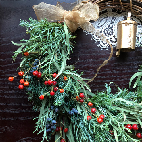 アイアンベルが鳴る　冬の実物を紡いだハーフ型　クリスマス　リース　ドライフラワー アイアンベルが鳴る 冬の実物を紡いだハーフ型 クリスマスリース