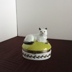 アンティーク白磁の猫の小判型置物 1枚目の画像