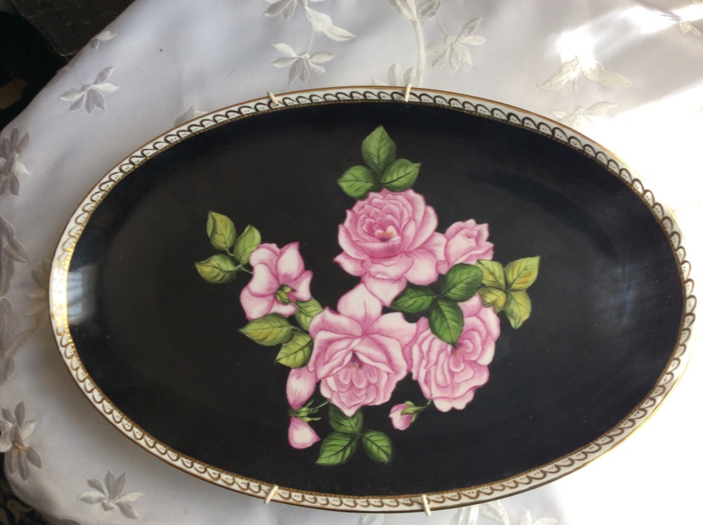 バラの楕円形の絵皿