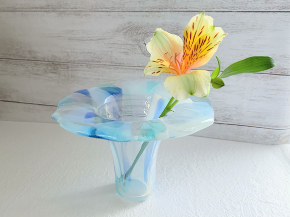 Flow vase / ガラスの花瓶　シアーホワイト×ライトブルー 1枚目の画像