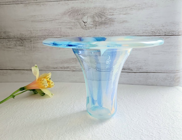 Flow vase / ガラスの花瓶　シアーホワイト×ライトブルー 3枚目の画像