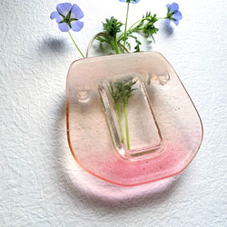 Wall art vase / コーラルピンクのグラデーション ガラスの壁掛け花瓶 1枚目の画像