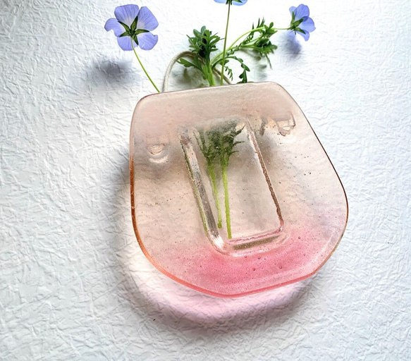 Wall art vase / コーラルピンクのグラデーション ガラスの壁掛け花瓶 1枚目の画像