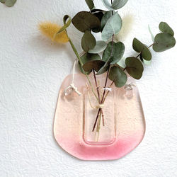 Wall art vase / コーラルピンクのグラデーション ガラスの壁掛け花瓶 3枚目の画像