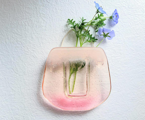 Wall art vase / コーラルピンクのグラデーション ガラスの壁掛け花瓶 4枚目の画像