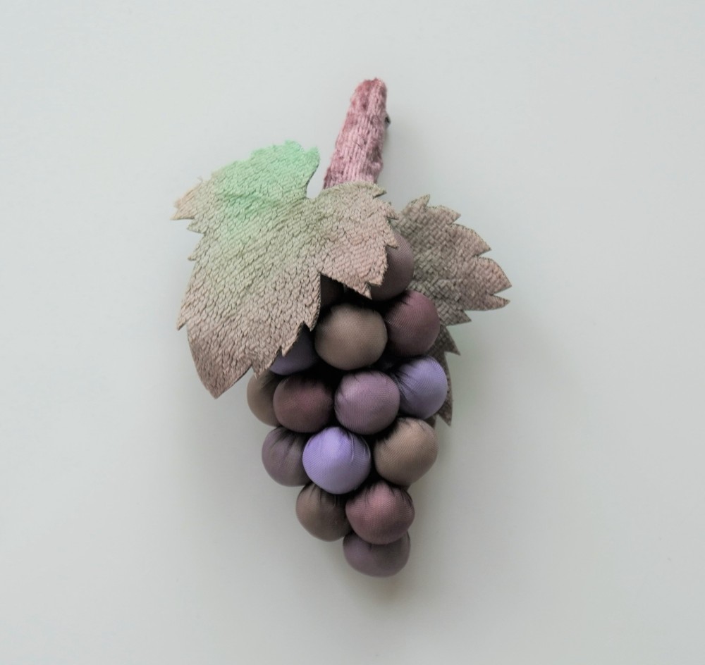葡萄のブローチ◇布◆バッグチャーム金具（チェーン）つき◇＃４