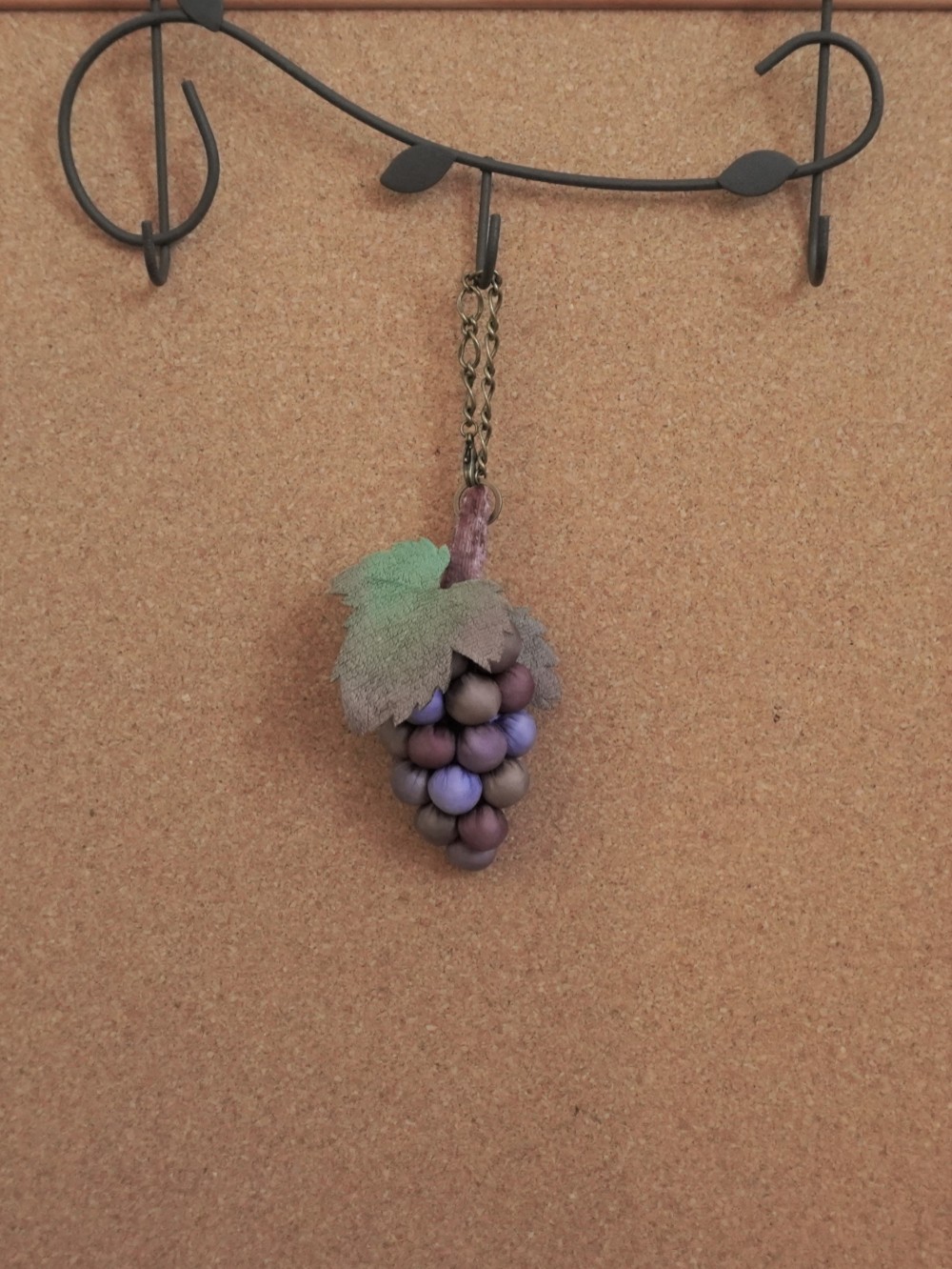 葡萄のブローチ◇布◆バッグチャーム金具（チェーン）つき◇＃４