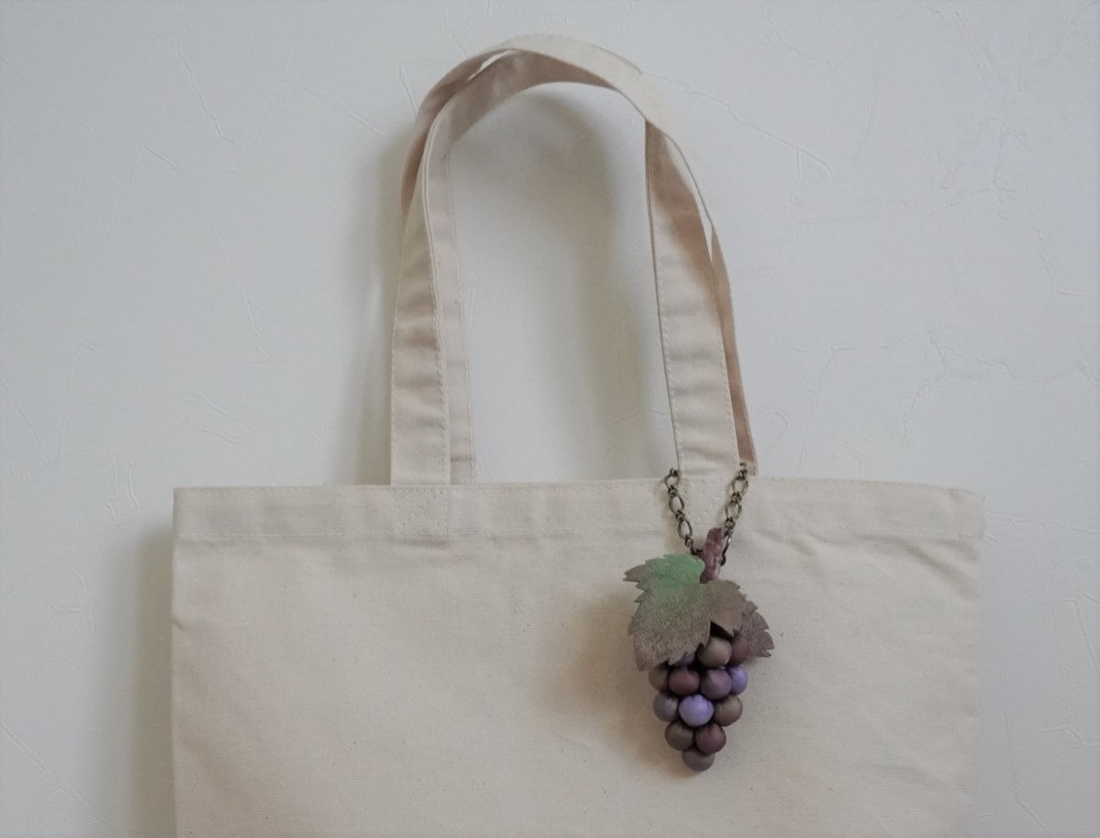 葡萄のブローチ◇布◆バッグチャーム金具（チェーン）つき◇＃４