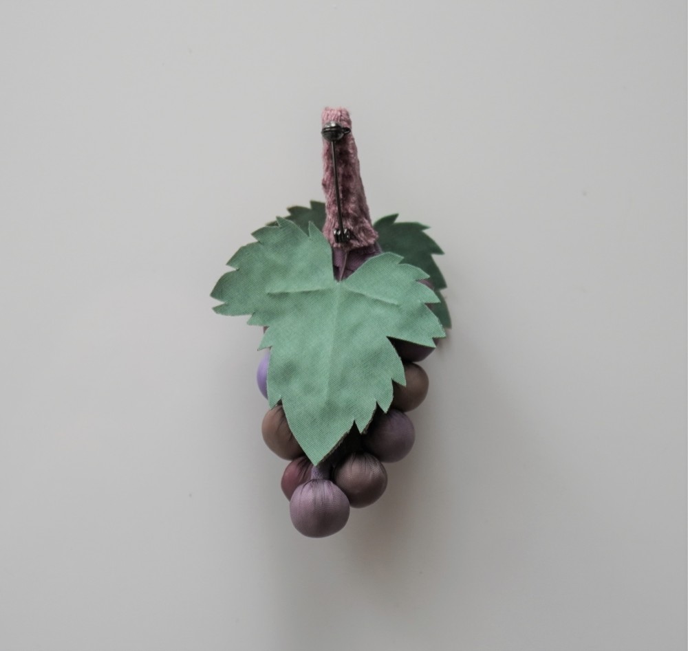 葡萄のブローチ◇布◆バッグチャーム金具（チェーン）つき◇＃４
