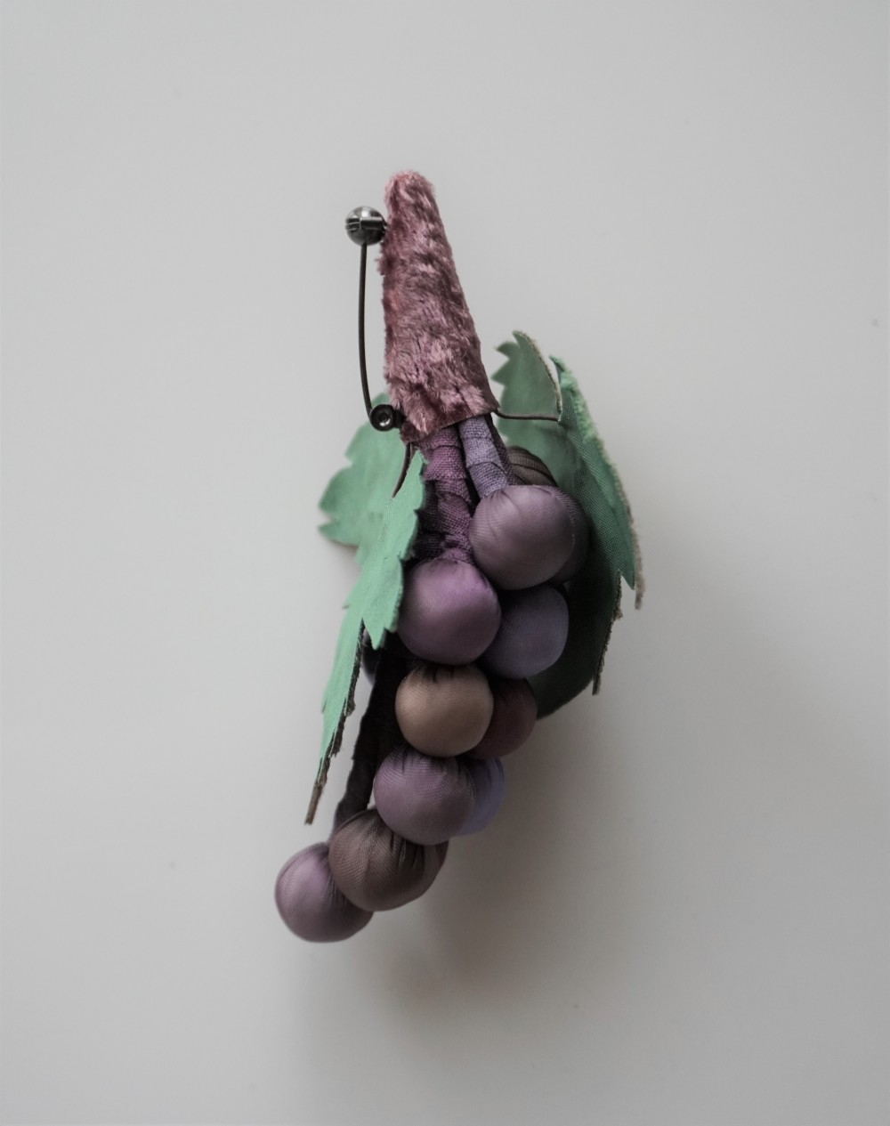 葡萄のブローチ◇布◆バッグチャーム金具（チェーン）つき◇＃４