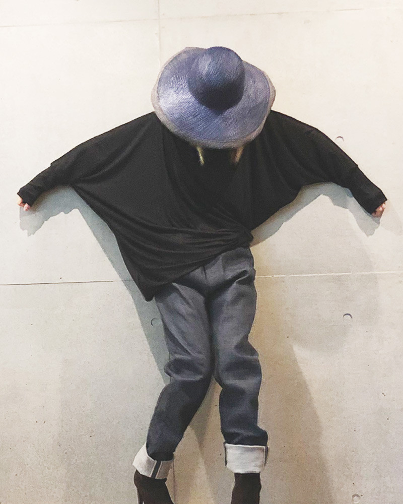 テロンとした肌触りでドレープが綺麗なアシンメトリーなボートネックT【gri:n ai】 9,372円