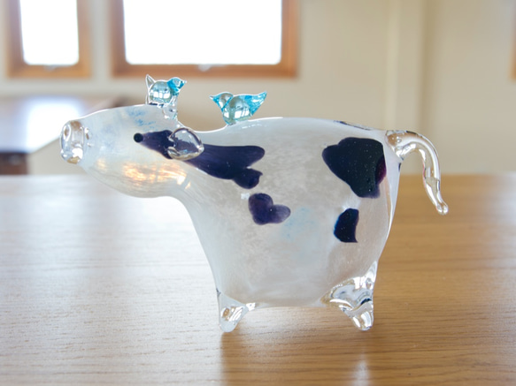 新作 ガラスの干支 丑 「優しい牛さんと幸せの青い鳥」　受注制作 4枚目の画像