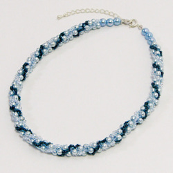 淡藍色的珠子項鍊鉤針 第1張的照片