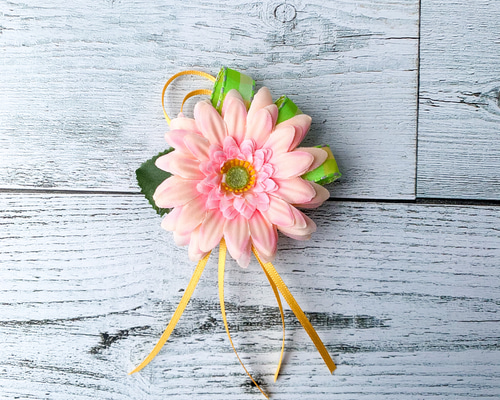 ガーベラ（ピンク）のコサージュ／小さめサイズ／アーティフィシャル