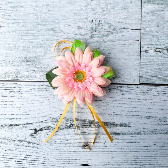 ガーベラ（ピンク）のコサージュ／小さめサイズ／アーティフィシャル