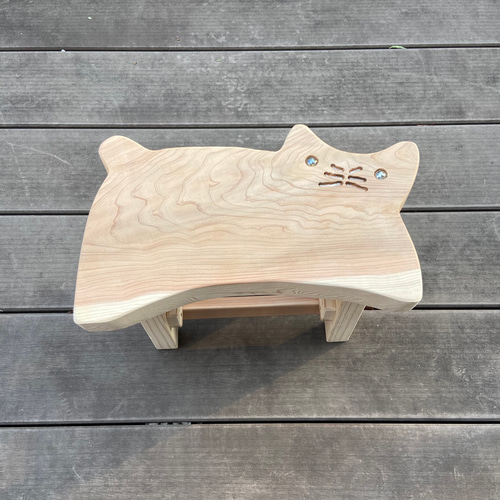 ハンドメイド　木で作ったネコ型の小イス／置物 ハンドメイド 杉で作ったネコ型の小イス 椅子（チェアー）・スツール
