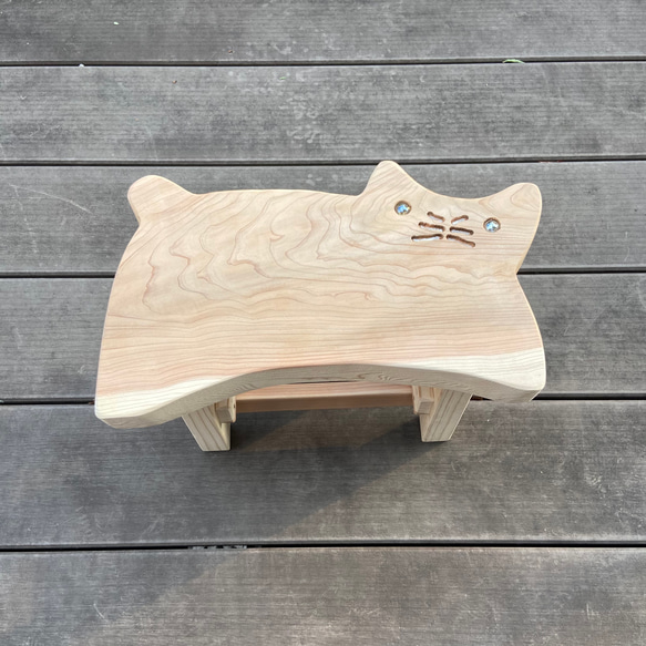ハンドメイド　木で作ったネコ型の小イス／置物 ハンドメイド 杉で作ったネコ型の小イス 椅子（チェアー）・スツール