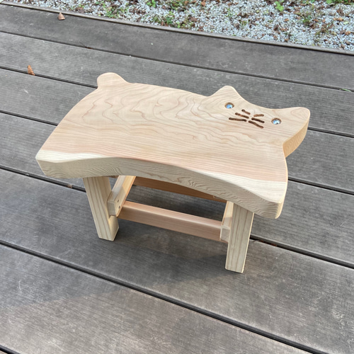 ハンドメイド　木で作ったネコ型の小イス／置物 ハンドメイド 杉で作ったネコ型の小イス 椅子（チェアー）・スツール