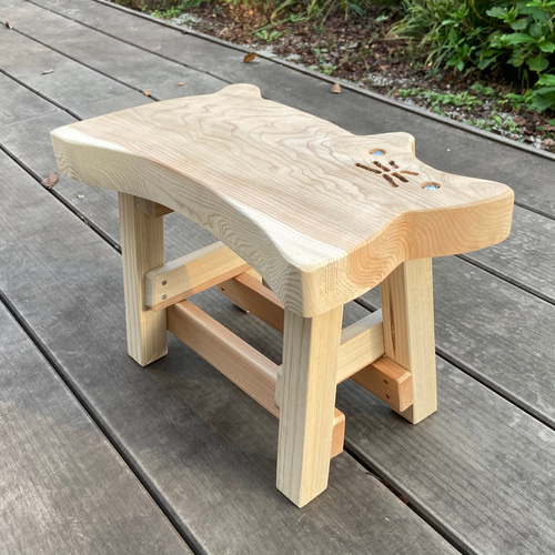 ハンドメイド 杉で作ったネコ型の小イス 椅子（チェアー）・スツール