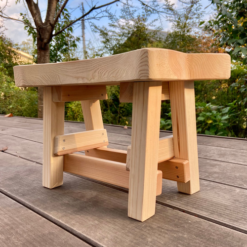 ハンドメイド　木で作ったネコ型の小イス／置物 ハンドメイド 杉で作ったネコ型の小イス 椅子（チェアー）・スツール