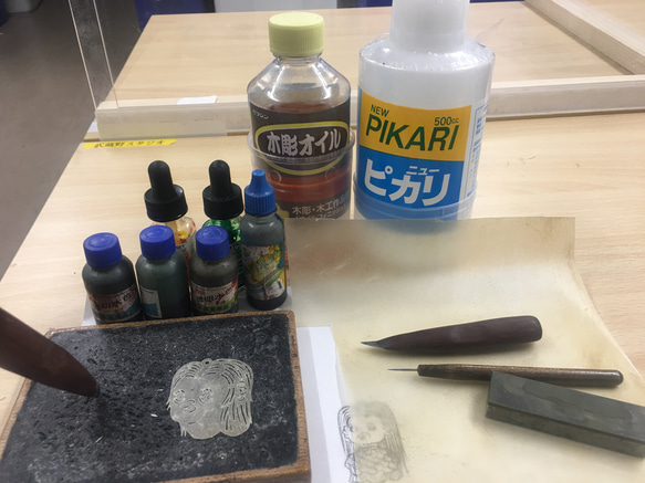 手作り【 皮製品】アマビエ大小セット　ストラップ・タペストリー 9枚目の画像