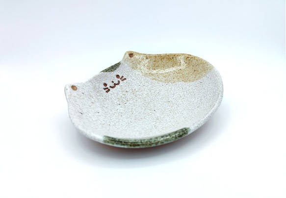 【陶器】小さなネコのお皿『小鉄』（板作り） 2枚目の画像