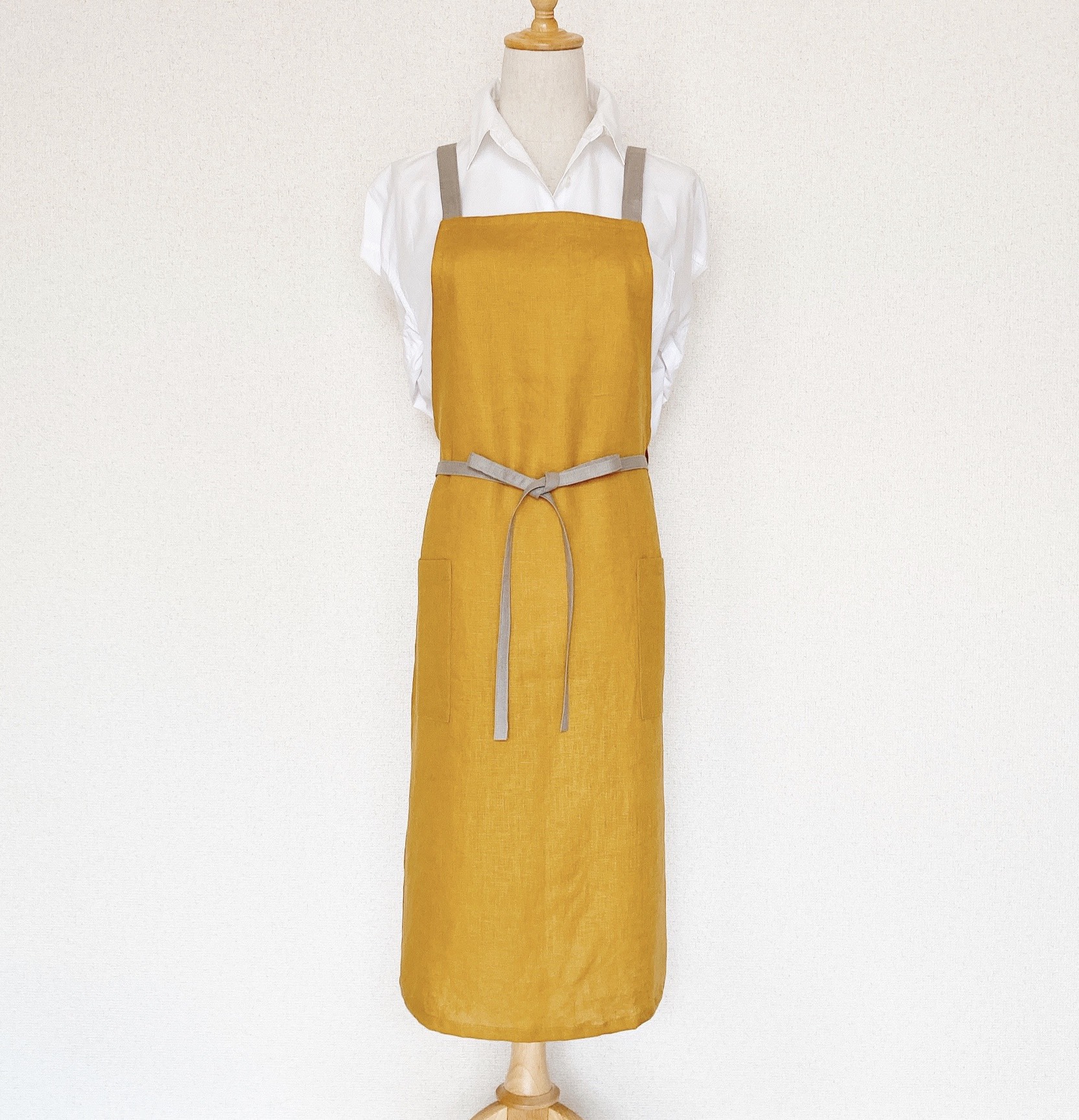 リネンエプロン　肩紐バッククロス《マスタード×ベージュ》肩が凝らないエプロン 4,960円