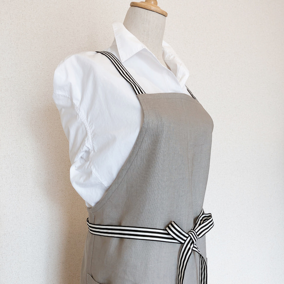 進宮様　ハンドメイド　リネンエプロンブラック 両肩ひもタイプ２枚 リネン エプロン 肩紐クロス《グレーベージュ×ストライプ》肩が