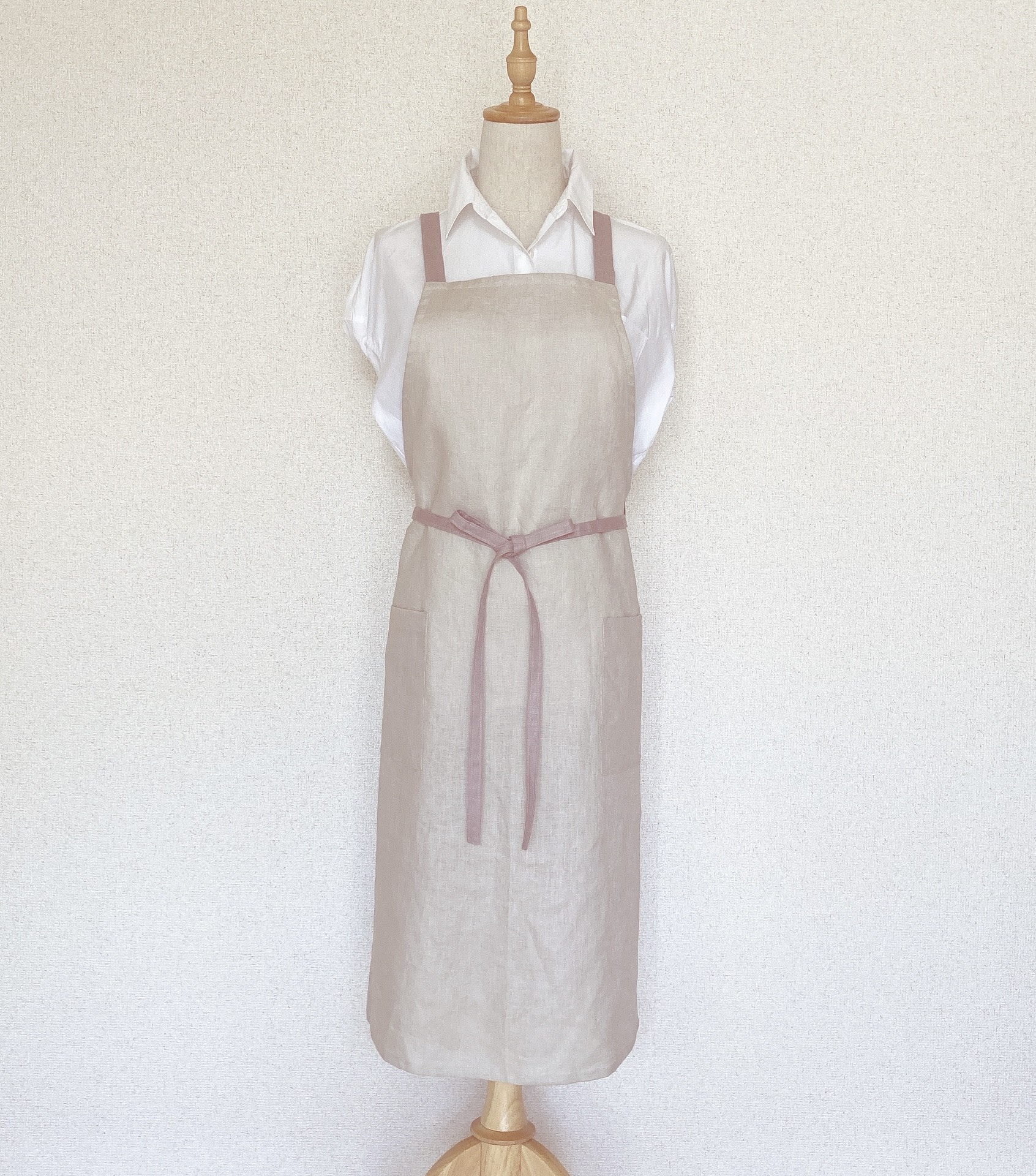 リネンエプロン　肩紐バッククロス《アイボリー×くすみピンク》肩が凝らないエプロン