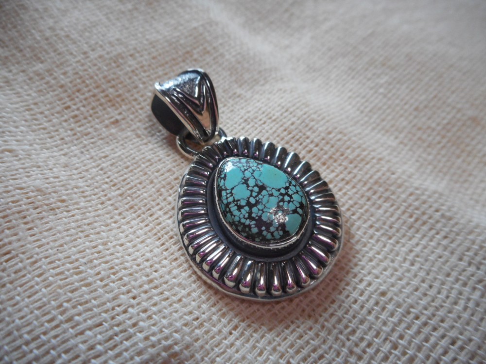 ブラックウェブキングマン　サンバーストデザイン　ペンダント