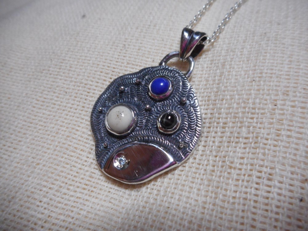 宇宙とオオカミのペンダント