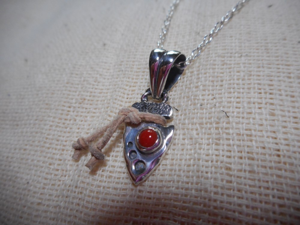 矢じりペンダント